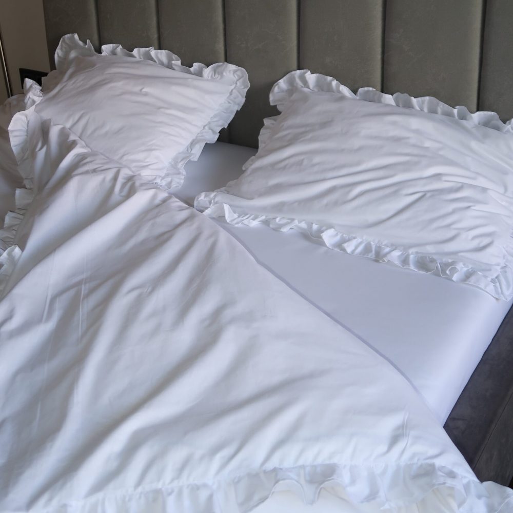 Постільна білизна Bedclozzzes Біла з рюшами