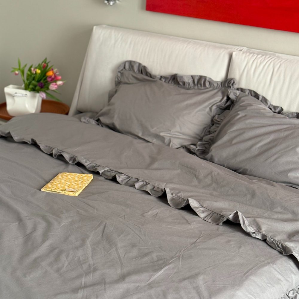 Постільна білизна Bedclozzzes Сіра з рюшами