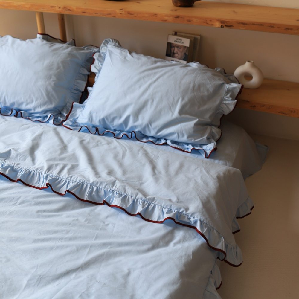 Постільна білизна Bedclozzzes Синя з рюшами та бордовим кантом