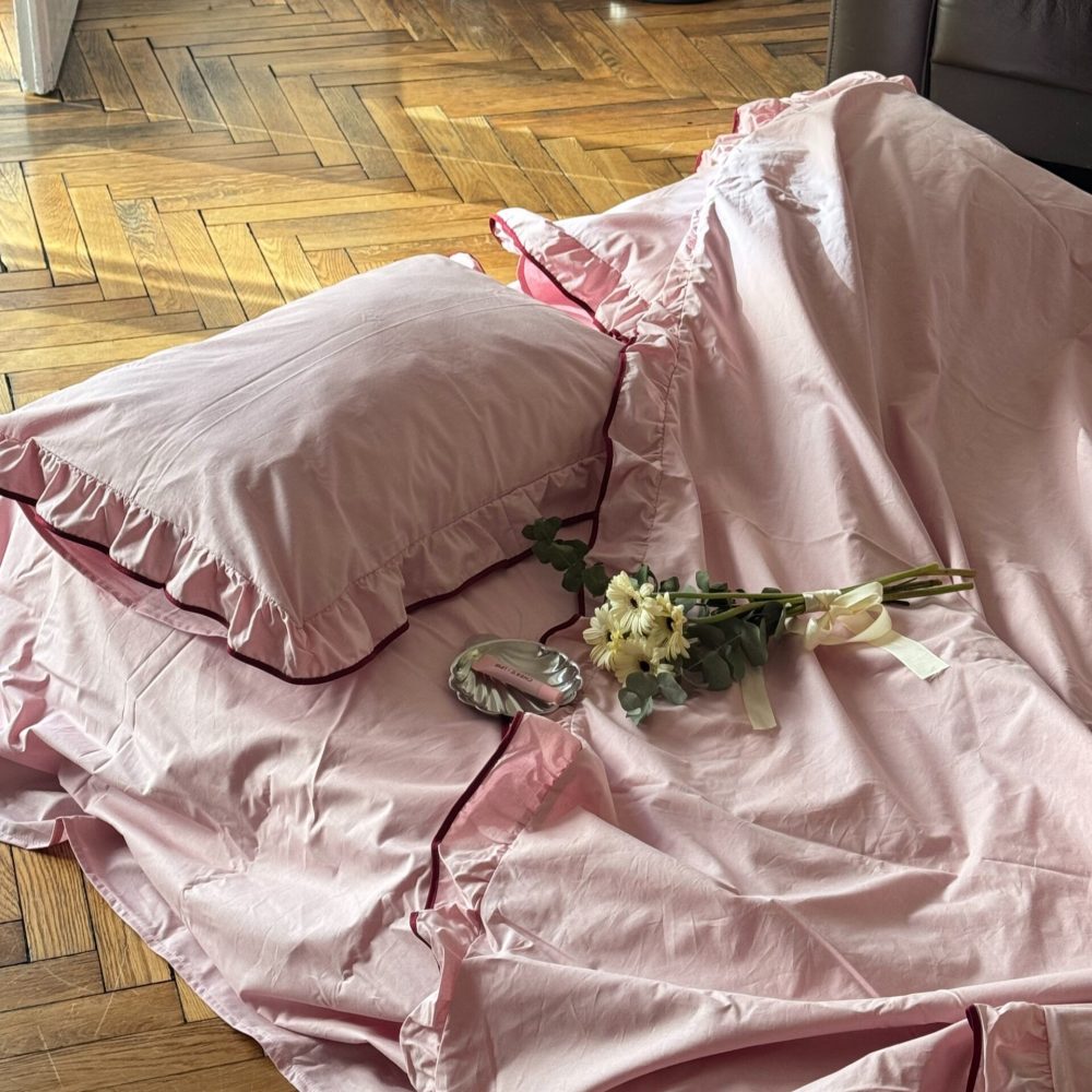 Постільна білизна Bedclozzzes Рожева з рюшами та бордовим кантом